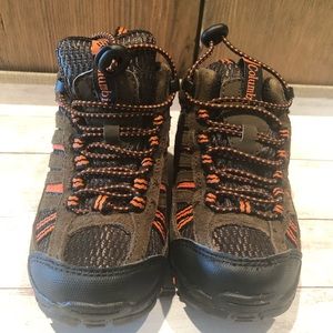 Little boys 9 Columbia hiking sneakers/boots NEW